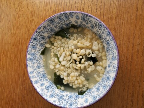 玉ねぎとわかめと天かすのお味噌汁